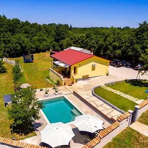  Ferienhaus Sunny Yellow House With A Pool